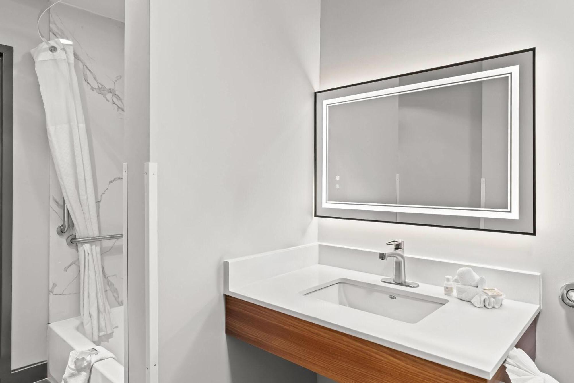 Hotel Microtel & By Wyndham 2*
